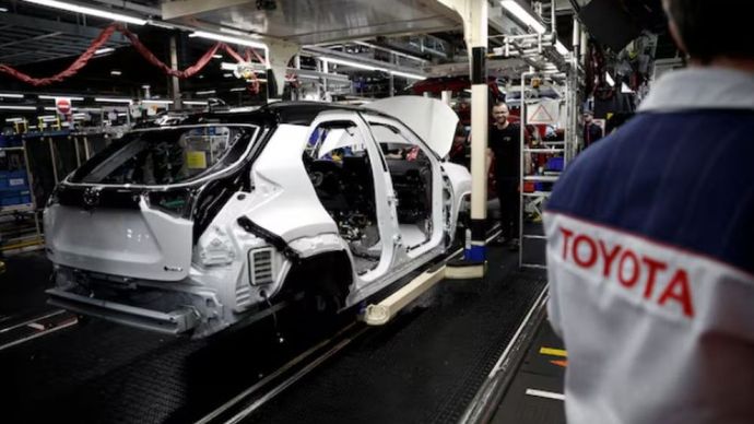 Karyawan bekerja di jalur perakitan mobil Yaris Cross di pabrik Toyota Motor Manufacturing France (TMMF) di Onnaing dekat Valenciennes, Prancis, 4 April 2024. (Foto: Dok/Benoit Tessier/Reuters)