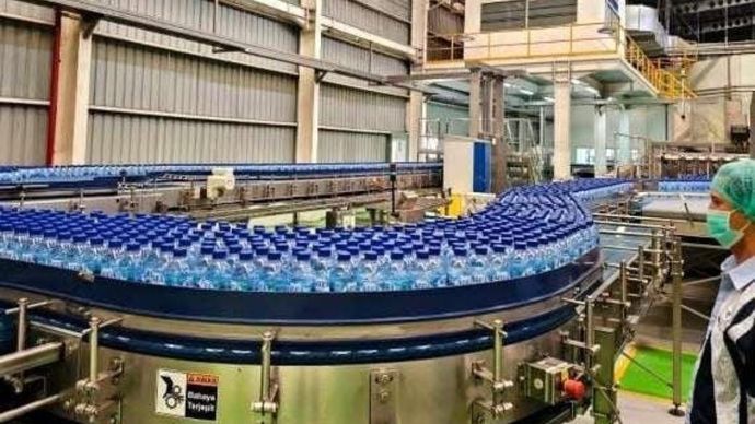Seorang pekerja sedang mengawasi proses produksi di pabrik Danone-AQUA, di Cianjur, Jawa Barat (Foto: Dokumentasi AQUA)