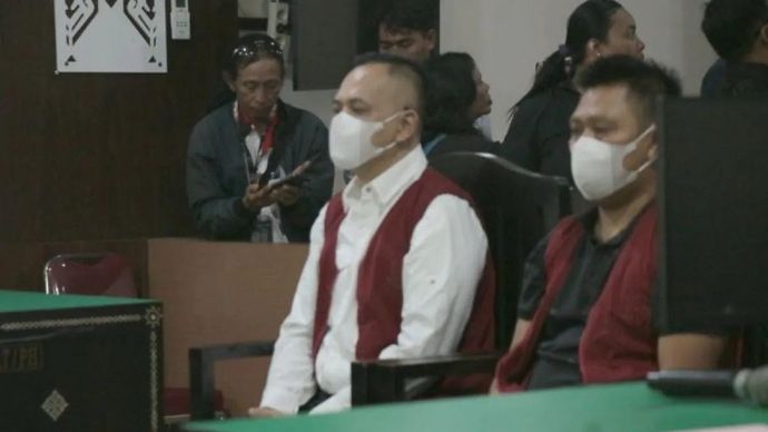 Kompol I Made Yogi Purusa Utama (kiri) dan Ipda I Gde Aris Chandra Widianto (kanan) dalam sidang pembacaan dakwaan di Pengadilan Negeri Mataram, NTB, Senin 27 Oktober 2025. ANTARA/Dhimas B.P.