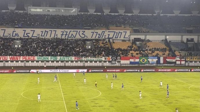 Situasi pertandingan antara Persib Bandung saat menjamu Persis Solo pada pekan ke-10 BRI Super League di Stadion Gelora Bandung Lautan Api (GBLA),Kota Bandung, Jawa Barat, Senin 27 Oktober 2025. (ANTARA/Rubby Jovan)