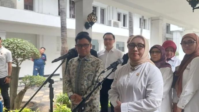 Menteri Koordinator Bidang Pemberdayaan Masyarakat Abdul Muhaimin Iskandar (kiri) dan Menteri PPPA Arifah Fauzi dalam konferensi pers di Jakarta, Senin, 27 Oktober 2025. ANTARA/Anita Permata Dewi