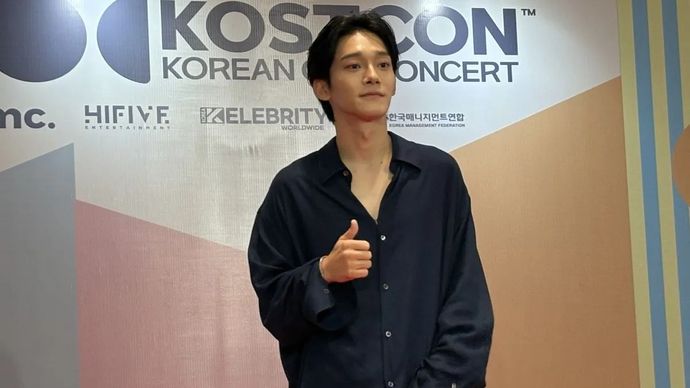 Penyanyi asal Korea Selatan, Chen, menyapa penggemar dalam konferensi pers KOSTCON 2025 di Indonesia Arena, GBK, Jakarta, Sabtu, 2 Agustus 2025. ANTARA/Hreeloita Dharma Shanti
