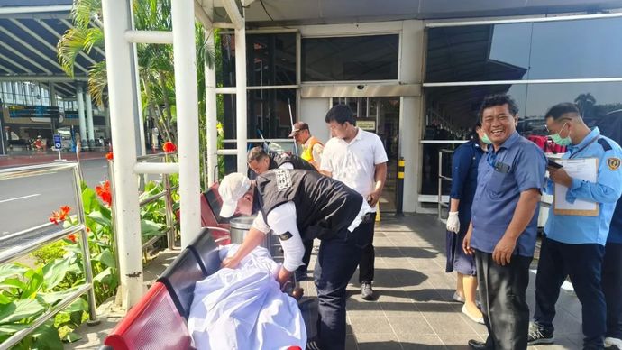Petugas keamanan Bandara Soetta saat mengevakuasi jenazah di area Terminal 1 bandara.