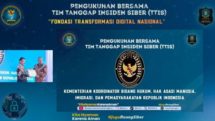 Tangkapan layar - Kepala BSSN Letnan Jenderal TNI (Purn) Nugroho Sulistyo Budi (kanan) menyerahkan Surat Tanda Registrasi (STR) kepada Staf Ahli Bidang SDM dan Transformasi Digital Kemenko Kumham Imipas Supartono (kiri) dalam acara pengukuhan TTIS di Jakarta, Senin, yang dipantau secara daring. (ANTARA/Youtube/badansiberdansandinegara_ri/Agatha Olivia Victoria)