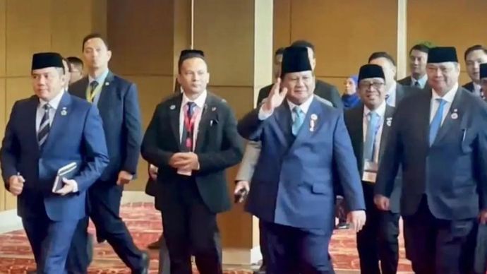 Presiden Prabowo Subianto (dua kanan) menyapa wartawan sebelum menghadiri KTT Ke-28 ASEAN Plus Three di Kuala Lumpur Convention Centre (KLCC), Kuala Lumpur, Malaysia, Senin 27 Oktober 2025. ANTARA/Rangga Pandu Asmara Jingga.