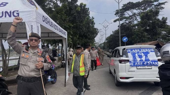 Kepolisian Resor Kota Besar Bandung saat melakukan penyekatan kepada para penonton pada ring Stadion Gelora Bandung Lautan Api (GBLA), Kota Bandung, Jawa Barat, Senin (27/10/2025).