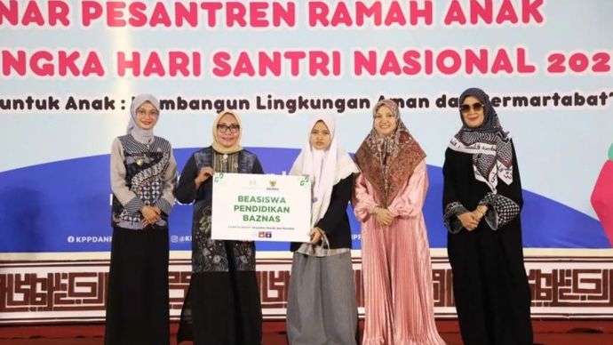 Menteri Pemberdayaan Perempuan dan Perlindungan Anak Arifah Fauzi (kedua kiri) menyerahkan bantuan beasiswa kepada santriwati di Pondok Pesantren Lirboyo, Kediri, Jawa Timur. ANTARA/HO-KemenPPPA