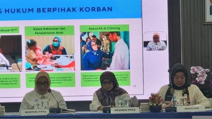 (Kiri ke kanan) Menteri Pemberdayaan Perempuan dan Perlindungan Anak Arifah Fauzi, Sekretaris Menteri PPPA Titi Eko Rahayu, dan Deputi Bidang Perlindungan Hak Perempuan KemenPPPA Desy Andriani dalam konferensi pers di Jakarta, Senin 27 Oktober 2025. ANTARA/Anita Permata Dewi