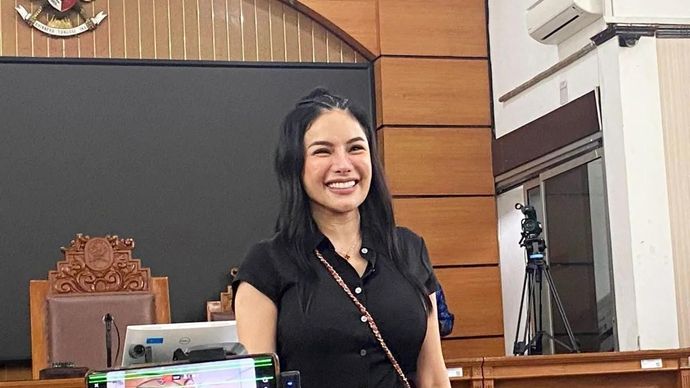 Penampilan Nikita Mirzani dalam sidang pembacaan putusan terkait kasus dugaan pemerasan disertai ancaman dan Tindak Pidana Pencucian Uang (TPPU) di Pengadilan Negeri Jakarta Selatan, Jakarta, Selasa 28 Oktober 2025. ANTARA/Luthfia Miranda Putri.