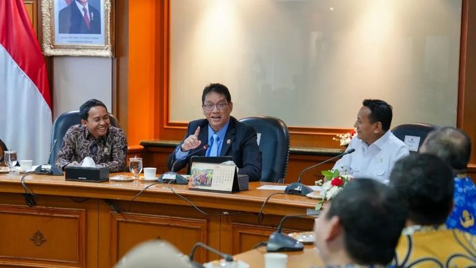 (Kiri) Menteri Kehutanan Raja Juli Antoni menyambut Menteri Keuangan Purbaya Yudhi Sadewa (tengah) dalam kunjungannya ke Kementerian Kehutanan, Jakarta, Selasa, 28 Oktober 2025. (ANTARA/HO-Kemenhut RI)