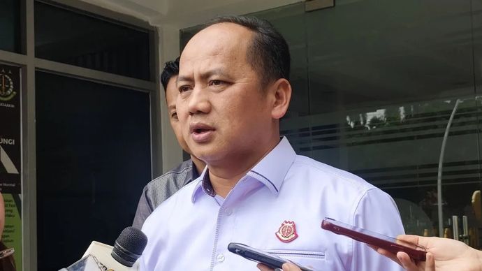 Kepala Pusat Penerangan Hukum (Kapuspenkum) Kejagung Anang Supriatna berbicara dengan awak media di Gedung Kejaksaan Agung, Jakarta, Selasa, 28 Oktober 2025. (ANTARA/Nadia Putri Rahmani)