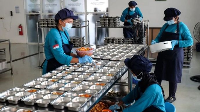 Pekerja menyiapkan paket makanan untuk program MBG di dapur SPPG Jebres yang sudah memiliki SLHS di Solo, Jawa Tengah, Rabu, 8 Oktober 2025. ANTARAFOTO/Maulana Surya/bar