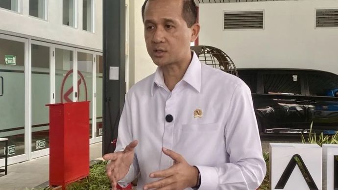 Menteri Transmigrasi (Mentrans) Muhammad Iftitah Sulaiman Suryanagara menjawab pertanyaan media dalam wawancara cegat (doorstop) di Antara Heritage Center (AHC), Jakarta, Selasa, 28 Oktober 2025. (ANTARA/Rizka Khaerunnisa)
