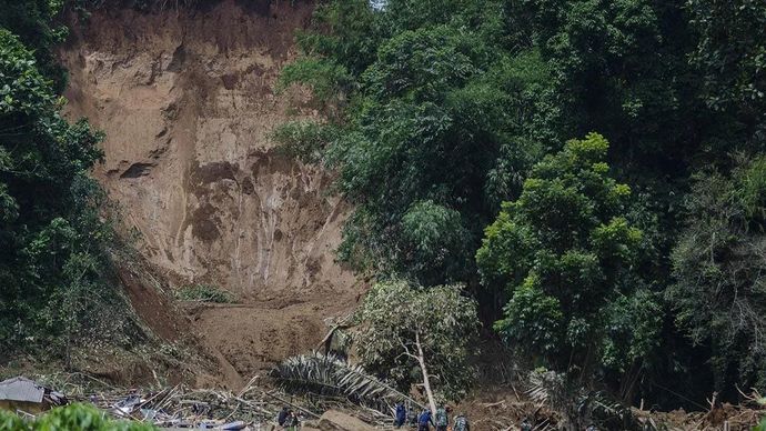 Arsip foto - Bencana longsor di sekitar objek wisata dan sumber mata air Cipondok yang menjadi sumber mata air perusahaan air minum kemasan di Desa Pasanggrahan, Kecamatan Kasomalang, Subang, Jawa Barat, Senin 8 Januari 2024. ANTARA FOTO/Novrian Arbi/YU/aa.