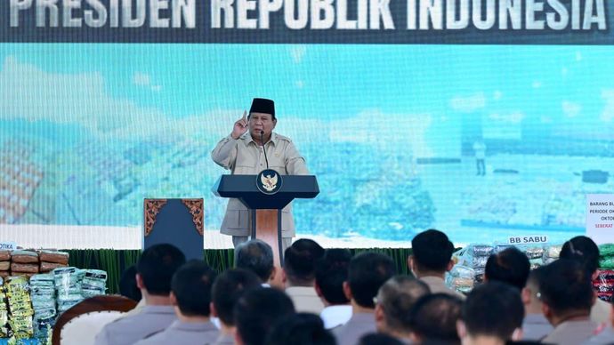 Presiden Prabowo Subianto menghadiri pemusnahan narkoba 214,84 ton senilai 29,37 triliun bersama Kapolri Jenderal Polisi Listyo Sigit Prabowo di Lapangan Bhayangkara, Mabes Polri, Jakarta Selatan, Selasa, 29 oktober 2025.