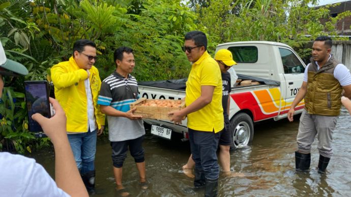 Mohammad Saleh Salurkan Bantuan ke Warga Terdampak Banjir di Semarang