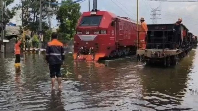 Rangkaian KA melintas di jalur rel antara Stasiun Semarang Tawang dan Stasiun Alastua di Jawa Tengah yang tergenang banjir, Rabu 29 Oktober 2025. (ANTARA/HO-KAI Daop Semarang)