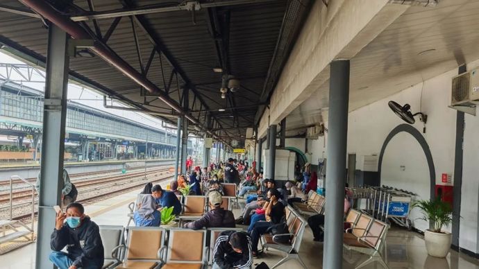 Penumpang menanti keberangkatan di Stasiun Pasar Senen, Jakarta Pusat, Rabu, 29 Oktober 2025. PT Kereta Api Indonesia (Persero) Daerah Operasi 1 Jakarta menyatakan perjalanan kereta api jarak jauh (KAJJ) keberangkatan Stasiun Gambir dan Pasar Senen hari ini tepat waktu kendati jalur antara Stasiun Alastua – Semarang Tawang tergenang air. ANTARA/HO-PT KAI Daop 1 Jakarta.
