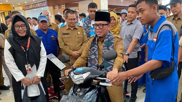 Bupati OKU Teddy Meilwansyah melakukan uji coba motor listrik hasil rakitan siswa SMKN 3 OKU. (ANTARA/Edo Purmana)