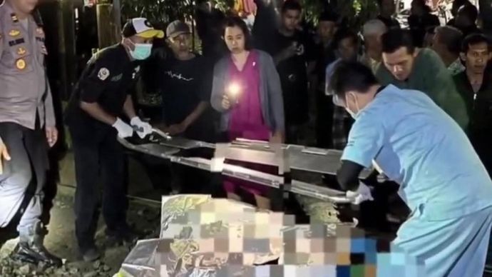 Remaja terluka usai tertabrak kereta api.