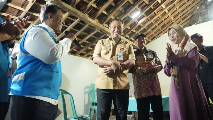 Direktur Legal dan Manajemen Human Capital PLN, Yusuf Didi Setiarto (kiri) dan Bupati Sragen, Sigit Pamungkas (kedua dari kiri) berbincang dengan salah satu penerima bantuan pemasangan listrik gratis di Kabupaten Sragen, Karmini (kanan) sesaat setelah acara simbolis penyalaan listrik, Kamis (23/10/2025). (Foto: Dok/ Istimewa)