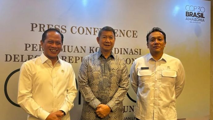 Utusan Khusus Presiden RI Bidang Energi dan Perubahan Iklim Hashim Djojohadikusumo (tengah), Menteri LH Hanif Faisol Nurofiq (kiri) dan Wamen LH Diaz Hendropriyono memberikan keterangan usai rapat koordinasi akhir jelang COP30 di Jakarta, Rabu 29 Oktober 2025. ANTARA/Prisca Triferna.
