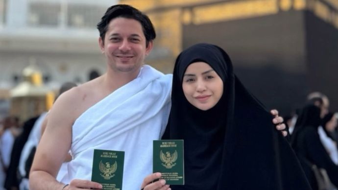 Andrew Andika Pamer Buku Nikah di depan Ka'bah