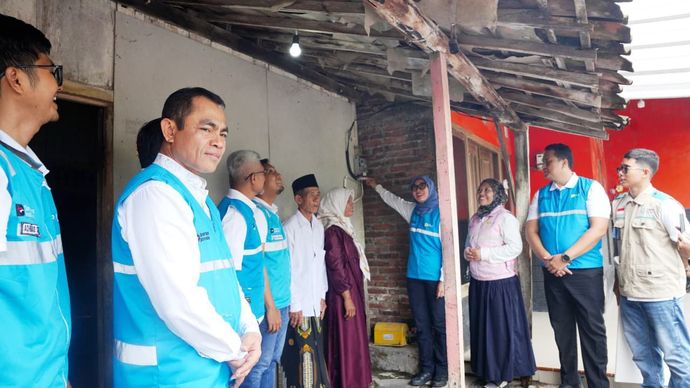 Direktur Distribusi PLN, Arsyadany G. Akmalaputri (keempat dari kanan) saat menyalakan listrik untuk pertama kali di rumah salah satu perima manfaat di Desa Karangasem, Kecamatan Sayung, Kabupaten Demak, Jawa Tengah, pada Kamis (23/10).