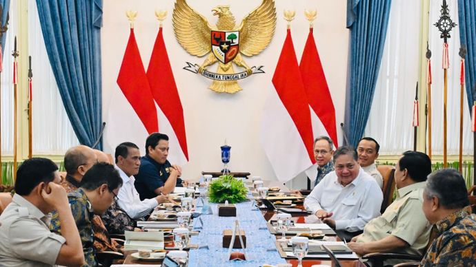 Presiden Prabowo Subianto memimpin rapat terbatas bersama jajaran menteri kabinet Merah Putih di Istana Merdeka