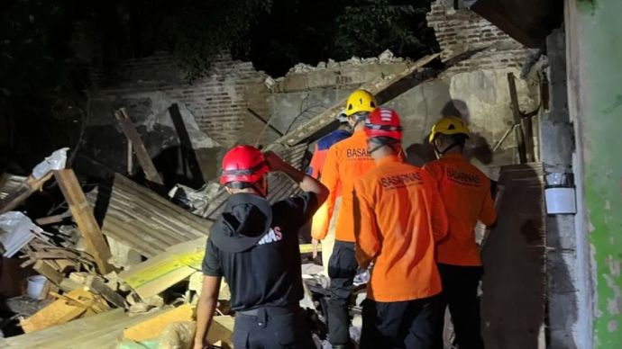 Petugas SAR gabungan melakukan evakuasi korban tertimpa rumah roboh di Semarang