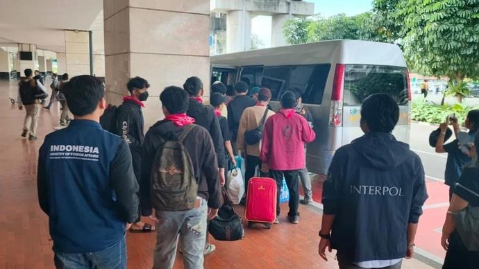 Kondisi 26 warga negara Indonesia (WNI) yang keluar dari perusahaan pelaku penipuan daring (online scam) Myanmar saat kedatangan mereka di Jakarta, Rabu 29 Oktober 2025. (ANTARA/HO-Kemlu RI)