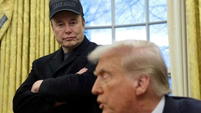 Elon Musk mendengarkan Presiden AS Donald Trump berbicara di Ruang Oval Gedung Putih di Washington, DC, 11 Februari 2025. (Foto: Dok/Kevin Lamarque/Reuters)