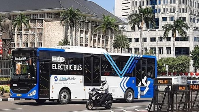 Ilustrasi - Bus Transjakarta melintasi Jalan Medan Merdeka Selatan, Jakarta Pusat.  (ANTARA/Lia Wanadriani Santosa).