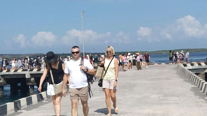 Arsip foto - Sejumlah wisatawan mancanegara tiba di Nusa Penida, Kabupaten Klungkung, Bali, Selasa 22 Oktober 2025 (ANTARA/Dewa Ketut Sudiarta Wiguna)