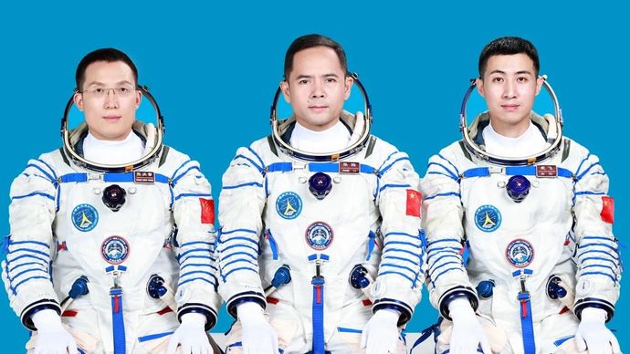 Foto yang tidak bertanggal memperlihatkan awak Shenzhou-20, yaitu Chen Dong (tengah), Chen Zhongrui (kanan) dan Wang Jie. Mereka akan melaksanakan misi penerbangan antariksa berawak Shenzhou-20. ANTARA/Xinhua
