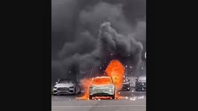 Mobil listrik Geely Xingyuan tiba-tiba terbakar. (Foto: Tangkapan layar YouTube CarNewsChina)
