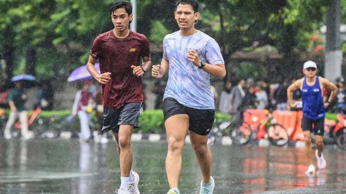 Warga berolahraga di tengah hujan saat Hari Bebas Kendaraan Bermotor (HBKB) di Bundaran HI, Jakarta, Minggu 9 Februari 2025. ANTARA FOTO/Sulthony Hasanuddin/nz