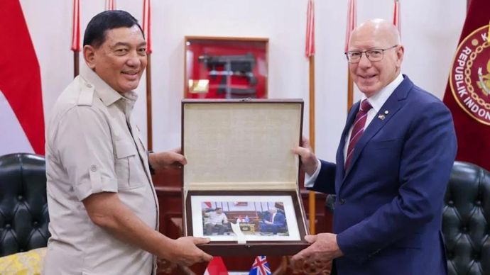 Menteri Pertahanan RI Sjafrie Sjamsoeddin (kiri) dan mantan Gubernur Jenderal Australia, H.E. General (Retd.) David John Hurley, di kantor Kementerian Pertahanan dalam rangka mempererat hubungan diplomasi, Rabu 29 Oktober 2025 (ANTARA/Ho-Humas Kemhan)