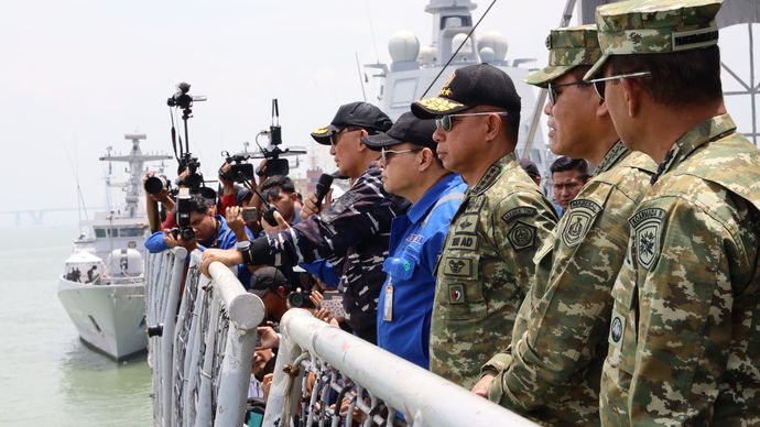 Panglima TNI Dampingi Menhan Saksikan Uji Tembak Kapal Selam Otonom Buatan Anak Bangsa