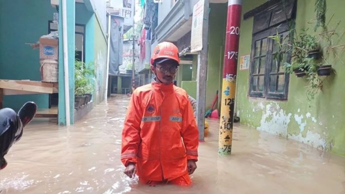 Petugas meninjau lokasi terdampak banjir di Cililitan, Jakarta. ANTARA/HO-BPBD Jakarta