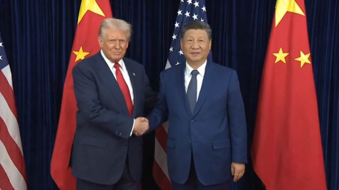 Donald Trump berjabat tangan dengan Xi Jinping menjelang pembicaraan&nbsp;bilateral