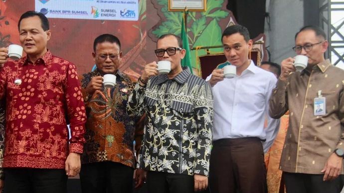 Bupati OKU Teddy Meilwansyah (tengah) bersama sejumlah kepala daerah di Sumsel menikmati kopi liberika kebanggaan masyarakat Kabupaten OKU. ANTARA/Edo Purmana/am.