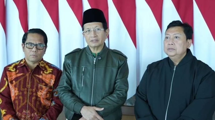 Menteri Agama Nasaruddin Umar (tengah) setibanya di Indonesia setelah menghadiri Forum Internasional untuk Perdamaian “Daring Peace” di Vatikan, Roma. ANTARA/HO-Kemenag.