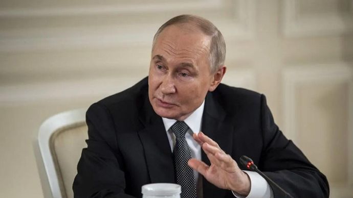 Arsip - Presiden Rusia Vladimir Putin bertemu dengan kepala agensi berita internasional besar di St. Petersburg, Rusia 18 Juni 2025. ANTARA/Xinhua/Cao Yang/aa.