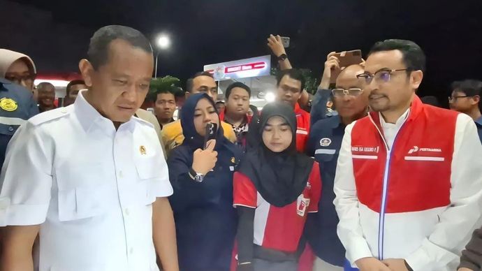 Menteri Energi dan Sumber Daya Mineral (ESDM) Bahlil Lahadalia (kiri) didampingi Direktur Utama Pertamina Patra Niaga Mars Ega Legowo (kanan) meninjau SPBU, di Jalan Raya Asrikaton, Kecamatan Pakis, Kabupaten Malang, Jawa Timur, Rabu 29 oktober 2025. ANTARA/Ananto Pradana