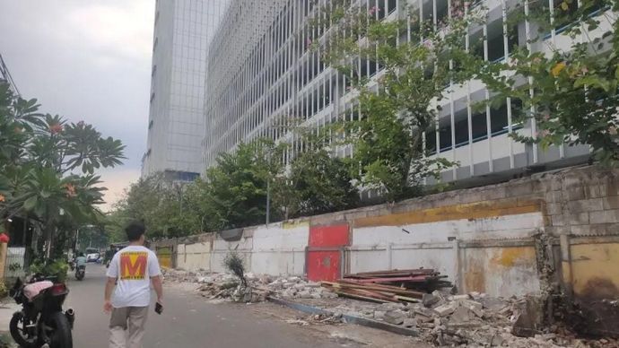 Suku Dinas Perindustrian, Perdagangan, Koperasi, Usaha Kecil dan Menengah (Sudin PPKUKM) Jakarta Barat membongkar 70 kios di lokasi sementara (Loksem) samping Universitas Tarumanegara (Untar), Grogol Petamburan, Senin 27 Oktober 2025. ANTARA/Risky Syukur