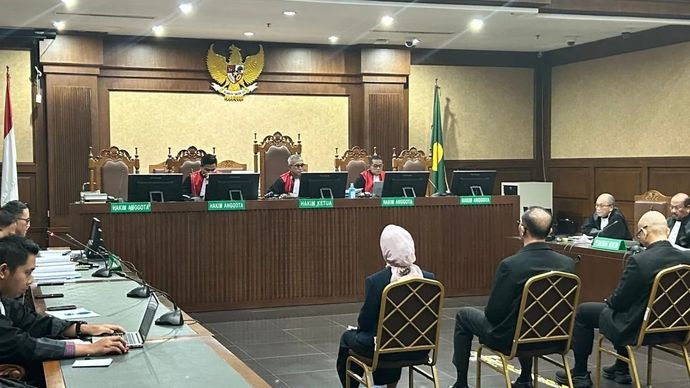Tiga terdakwa kasus dugaan korupsi dalam proses kerja sama usaha (KSU) dan akuisisi PT Jembatan Nusantara (PT JN) oleh PT ASDP Indonesia Ferry (Persero) pada tahun 2019–2022, dalam sidang pembacaan surat tuntutan di Pengadilan Tipikor pada PN Jakarta Pusat, Kamis, 30 Oktober 2025. (ANTARA/Agatha Olivia Victoria)