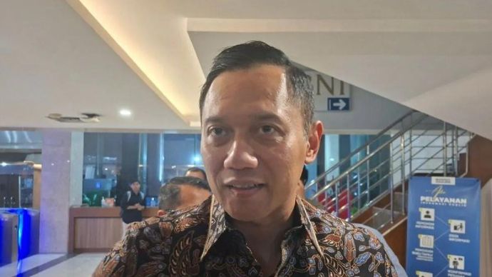Menteri Koordinator Bidang Infrastruktur dan Pembangunan Kewilayahan (Menko IPK) Agus Harimurti Yudhoyono (AHY) menjawab pertanyaan dari awak media di Jakarta. (ANTARA/Aji Cakti)