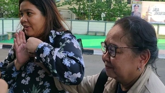 Ibu dan kakak Onad mendatangi Polres Metro Jakarta Barat.