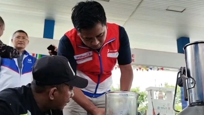Tim gabungan Pertamina, Hiswana Migas Madiun, dan Disdag Kota Madiun melakukan uji pasta air dan minyak serta takaran guna memastikan tak ada penyimpangan maupun kualitas BBM di SPBU Jalan Yos Sudarso, Kota Madiun, Jatim, Kamis, 30 Oktober 2025. ANTARA/Louis Rika.